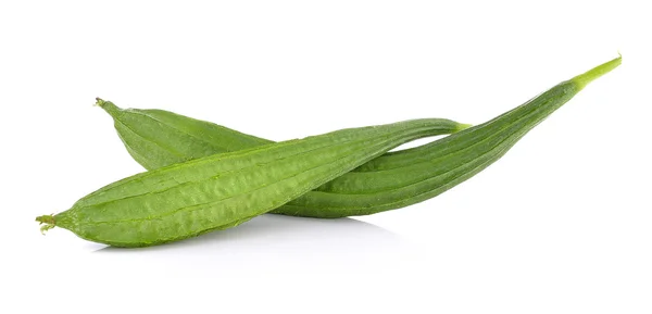 Fruta luffa angulada fresca sobre fundo branco — Fotografia de Stock