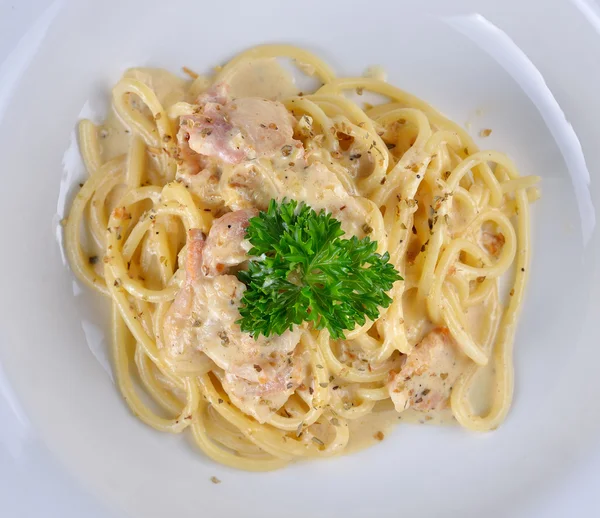 Spaghetti carbonara on white plate — Stock Photo, Image