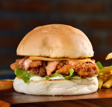 Hamburger tavuk ve peynir bir tahta üzerinde