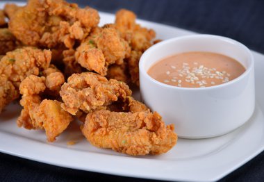 Beyaz tabakta kızarmış tavuk.