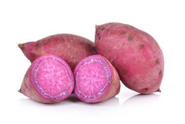 Beyaz arka planda tatlı patates