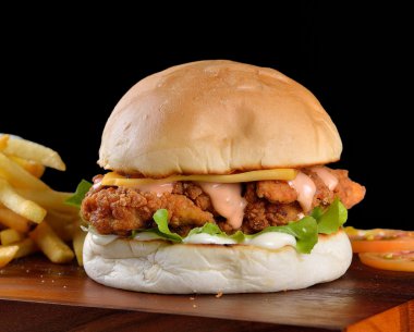Hamburger tavuk ve peynir bir tahta üzerinde