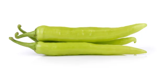 Groene chili peper op witte achtergrond — Stockfoto