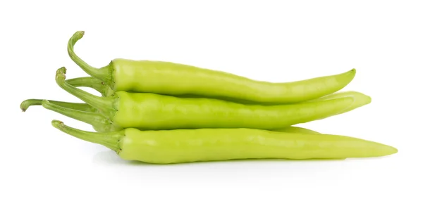 Groene chili peper op witte achtergrond — Stockfoto