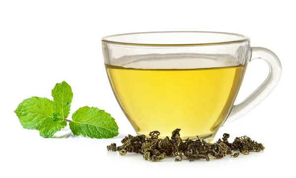 Copa de vidrio de té verde y menta aislada sobre fondo blanco — Foto de Stock