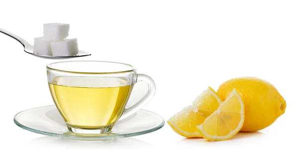 Copa de vidrio de té de limón y azúcar aislado sobre fondo blanco — Foto de Stock