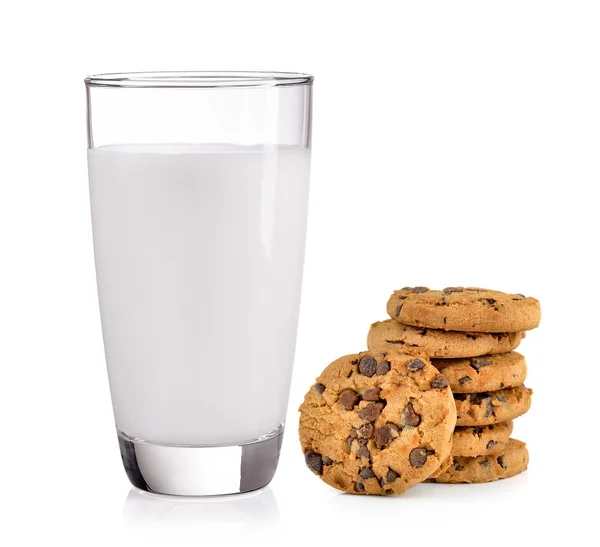 Mjölk och Chocolate chip cookie på vit bakgrund — Stockfoto