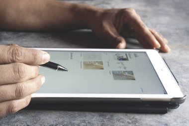 Coronavirus, Covid-19 'un yayılmasını önlemek için tablet tabletli çalışma formu.