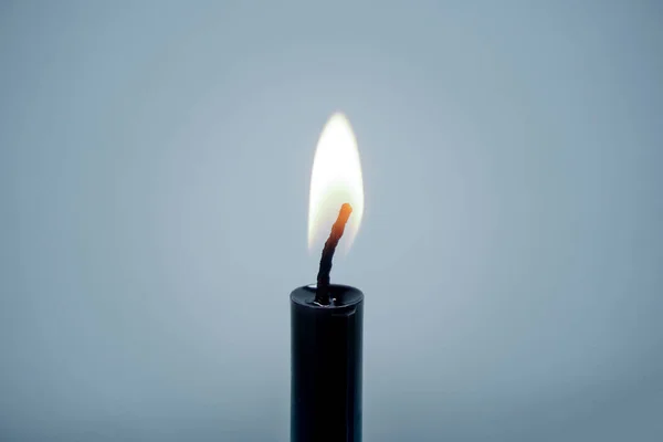 Closeup Candlelight Queima Vara Preta Fundo Azul Com Espaço Cópia — Fotografia de Stock