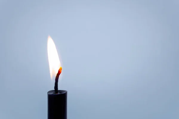Nahaufnahme Von Kerzenschein Brennenden Stock Schwarz Auf Blauem Hintergrund Mit — Stockfoto