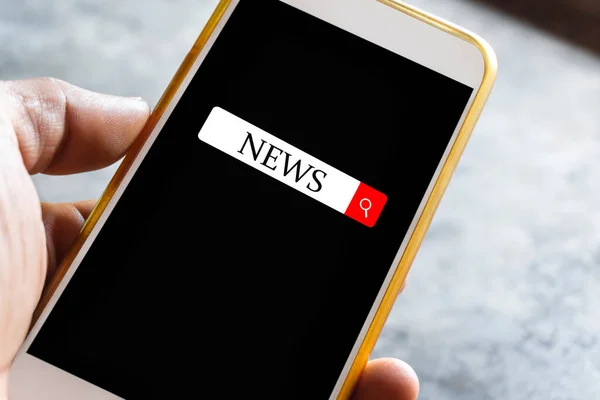 Haber çerçevesi arama modeliyle akıllı telefon siyah ekran tutan genç bir adam.