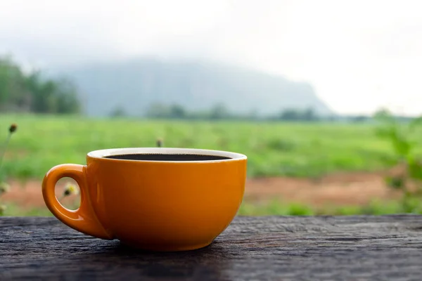 Schwarzer Heißer Kaffee Orangefarbener Tasse Ruht Auf Einem Alten Holztisch — Stockfoto