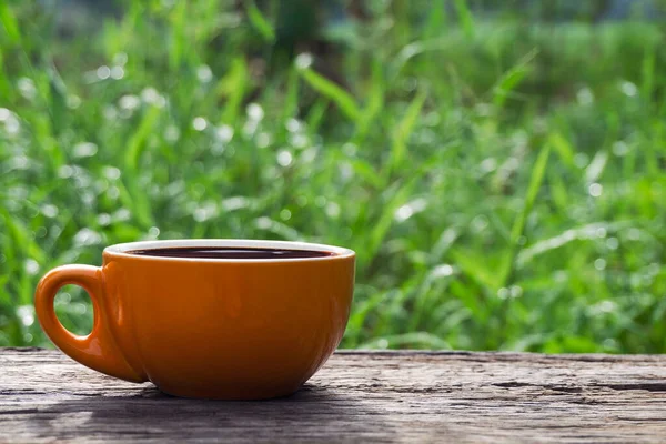 Schwarzer Heißer Kaffee Orangefarbener Tasse Ruht Auf Einem Alten Holztisch — Stockfoto