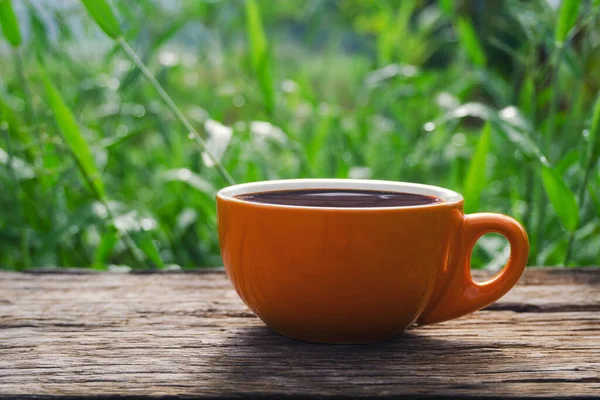 Nahaufnahme Von Schwarzem Heißen Kaffee Orangefarbener Tasse Auf Einem Alten — Stockfoto