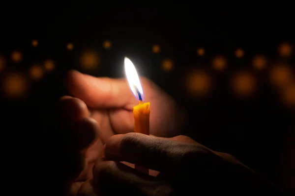 Homens Mão Segurando Uma Vela Luz Escura Com Bokeh Conceito — Fotografia de Stock