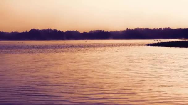 Ранок зі східним сонцем на озері — стокове відео