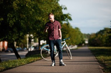Bisikletli ve sırt çantalı yakışıklı bir erkek.