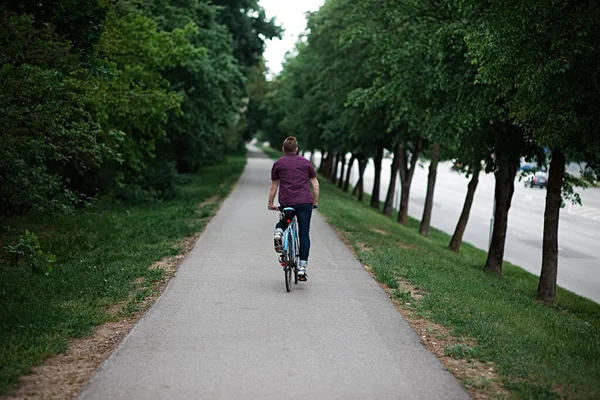 Un beau mâle avec vélo et sac à dos — Photo