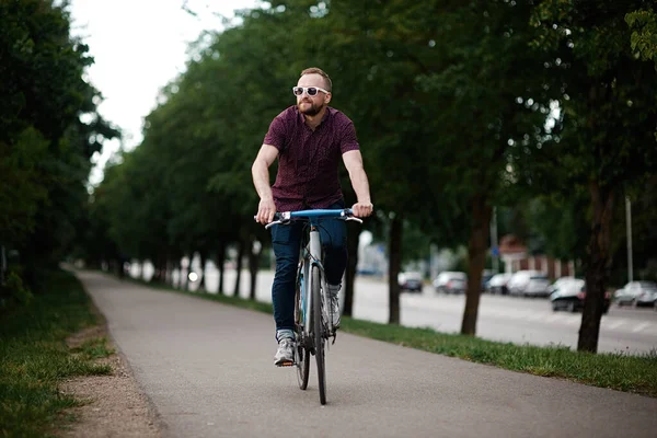 自転車とバックパック付きのハンサムな男性 ストック写真
