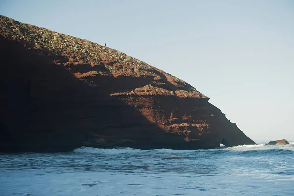 Legzira δραματική φυσικές πέτρινες καμάρες που φθάνουν πάνω από τη θάλασσα, τον Ατλαντικό Ωκεανό, το Μαρόκο, την Αφρική — Φωτογραφία Αρχείου