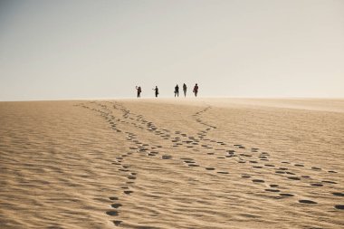 Nouadhibou, Moritanya, 18 Ocak 2020: Moritanya çölündeki bir dağın tepesindeki bir grup insan