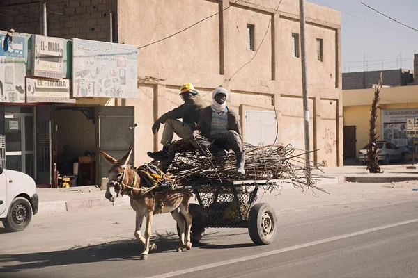 Aguejgal, Marocco - 18 gennaio 2020: strade di Aguejgal. Strada con la gente a cavallo asino in Aguejgal, Marocco. — Foto Stock