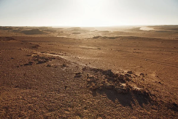 Deserto rosso marocchino con cielo blu vuoto — Foto Stock