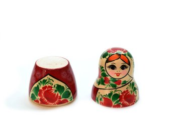 Parçalanmış matryoshka tabanı baş aşağı duruyor.