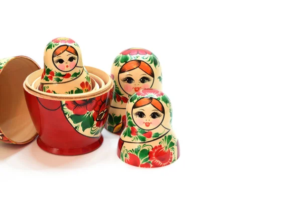 Yarı daire şeklinde dizilmiş bir sürü oyuncak bebek ve bir adet oyuncak bebek.