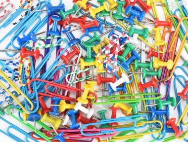 Masaüstünde çok renkli ataç ve düğmeler var