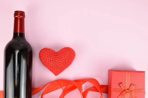 Bottle Wine Lies Next Knitted Heart Gift Box Pink Background — Stock Photo, Image