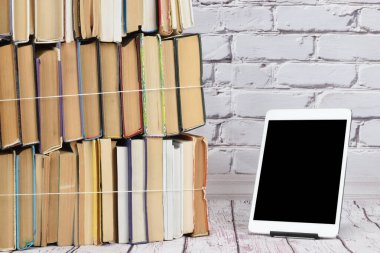 Tüm kütüphanenin yerine sicim ve tablet bilgisayarla bağlanmış bir sürü eski kitap. Geri dönüşüm kavramı.