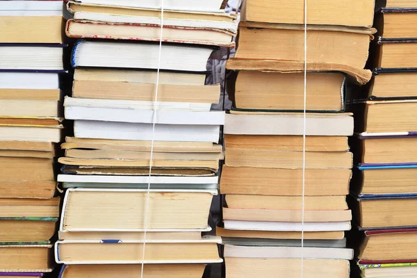 Eski kitap yığınları sicimle bağlanmış ve geri dönüşüme hazır.