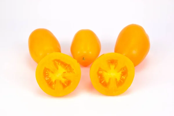 黄色西红柿 全片切割成两半 白色背景隔离 — 图库照片