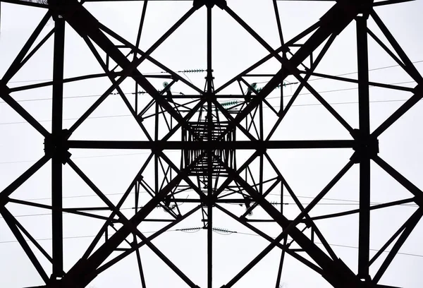 Elektrik kulesinin metal yapısının alt görüntüsü.