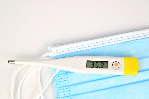 Elektronik Termometre Ekranda Derece Sıcaklık Var Tek Kullanımlık Maske Yığınının — Stok fotoğraf