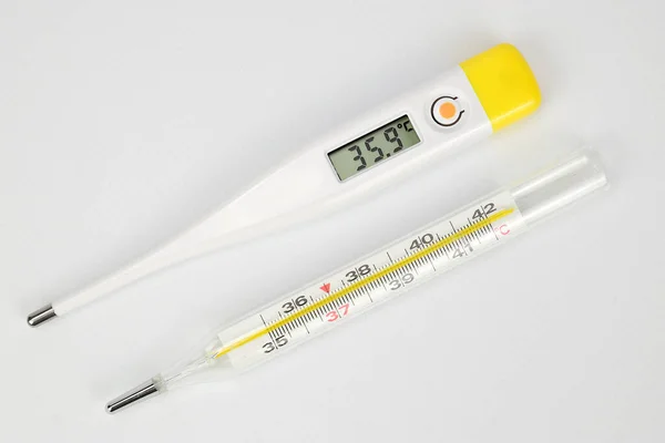 Top View Electronic Mercury Thermometers Lying Side Side White Background — Stock Photo, Image