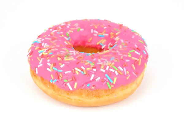 Beyaz arka planda ahududu jölesi ve karamel parçacıklarıyla kaplı donut.