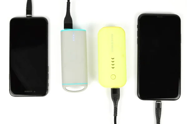Akıllı telefonları şarj eden iki renkli dış pil..