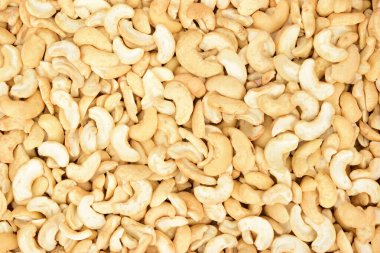 Düz yüzeyde kalın katmanlı kaju fıstıklarının üst görüntüsü