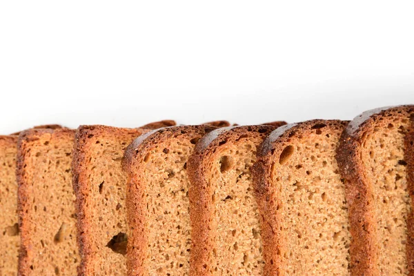 Кусочки Черного Хлеба Выложенные Лестницей Белом Фоне — стоковое фото