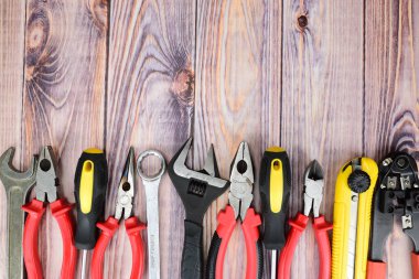 Resmin altına çeşitli araçlar serilmiş