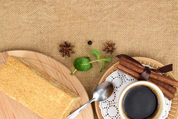 Top View Cup Coffee Piece Honey Cake Nearby Cinnamon Sticks — Stock Photo, Image