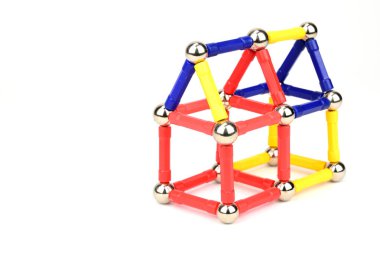 Oyuncak ev iskeleti beyaz bir arkaplanda izole edilmiş manyetik yapıdan oluşturuldu