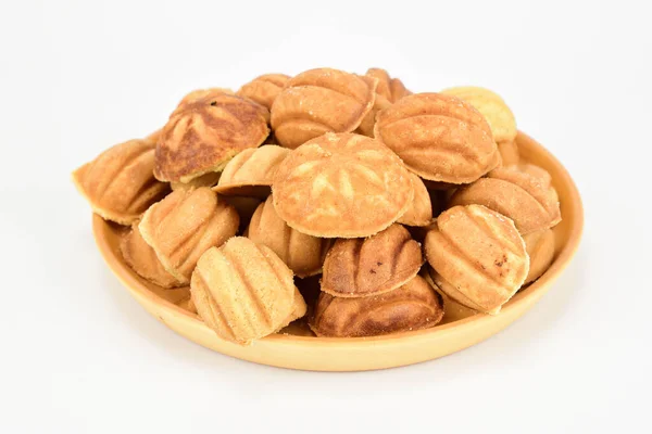 Печенье Ореховой Скорлупы Выложено Слайдом Деревянной Пластине Изолировано Белом Фоне — стоковое фото