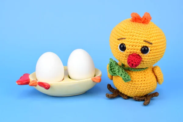 Gestricktes Huhn Neben Zwei Gekochten Eiern Die Auf Einer Untertasse — Stockfoto