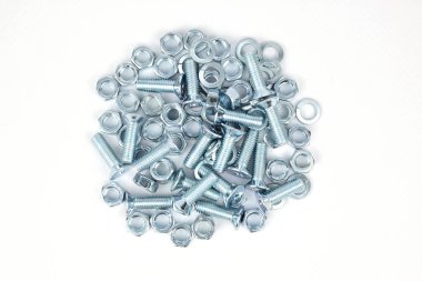 Görüntünün ortasına vida, fındık ve yıkama makineleri konmuş.