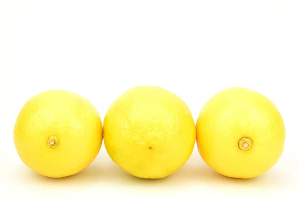 Três Limões Dispostos Uma Fileira Isolados Fundo Branco — Fotografia de Stock