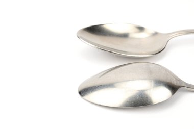 İki yemek kaşığının yan görüntüsü. Biri altta, diğeri altta yatar..