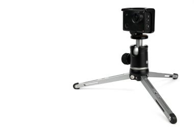 Küçük bir tripod üzerinde kamera